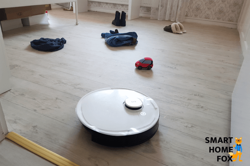 Ecovacs Deebot OZMO T8 объезжает высокие препятствия